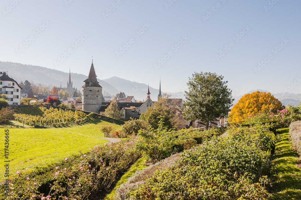 Obraz premium Stadt Zug, Stadt, Zug, Altstadt, Rosengarten, Guggi, Kapuzinerturm, Turm, Altstadthäuser, Stadtmauer, Zugersee, See, Herbst, Schweiz