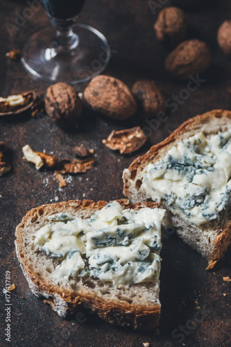 Slice of bread with blue cheese, wine and wallnuts