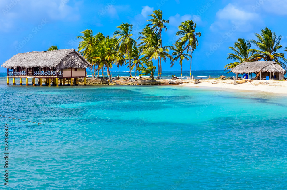 Naklejka premium Piękna samotna plaża na karaibskiej wyspie San Blas, Kuna Yala, Panama. Turkusowe morze tropikalne, raj podróży, Ameryka Środkowa