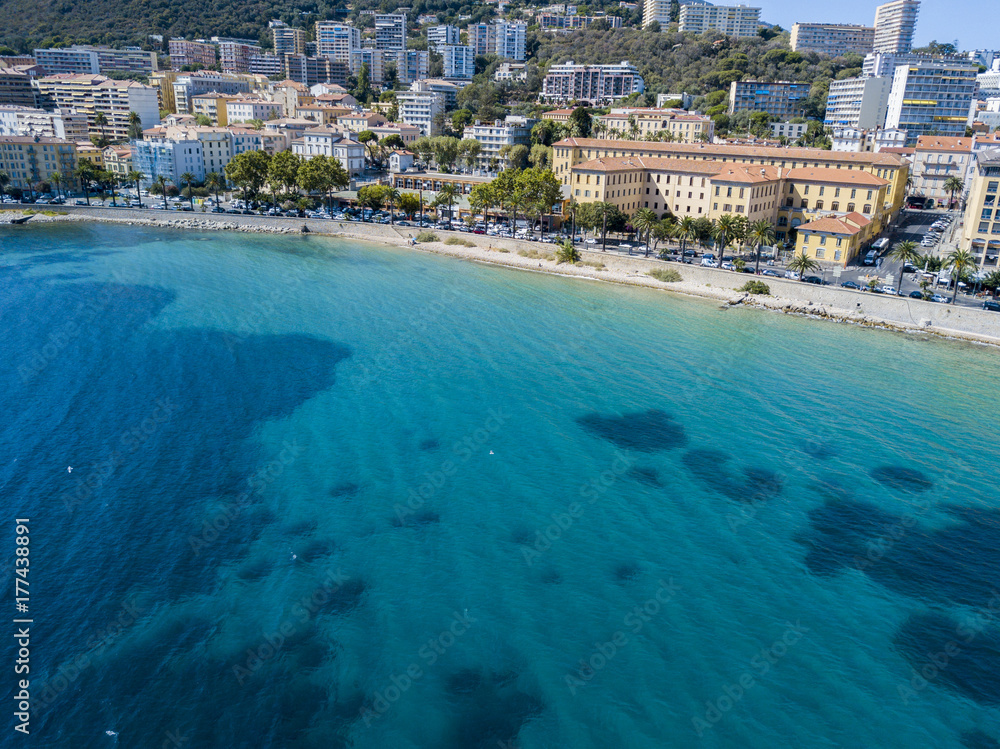 Vista aerea di Ajaccio, Corsica, Francia. Il centro città visto dal mare