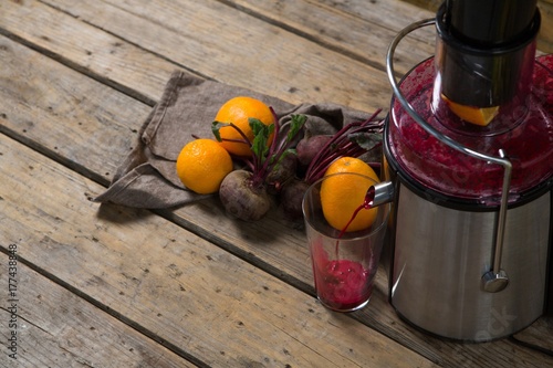 Quadro su tela Juice being grind in juicer
