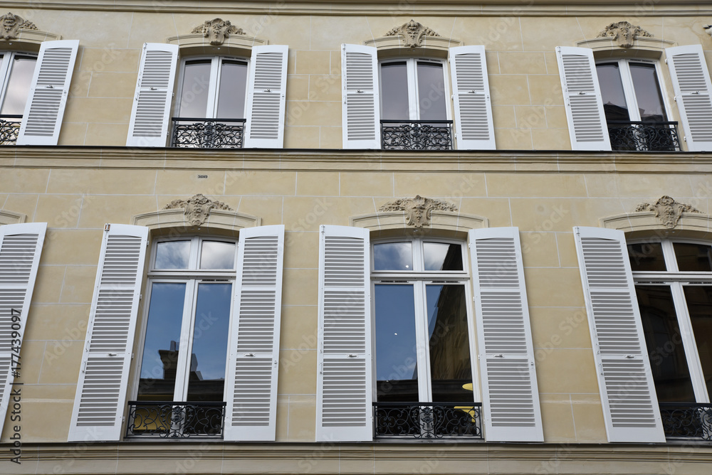 Immeuble à persiennes blanches à Paris, France