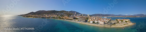Vista aerea di Ajaccio, Corsica, Francia. L’area portuale ed il centro città visti dal mare. Porto barche e case © Naeblys