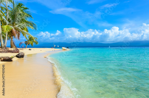 Fototapeta Naklejka Na Ścianę i Meble -  Beautiful lonely beach in caribbean San Blas island, Kuna Yala, Panama. Turquoise tropical Sea, paradise travel destination, Central America