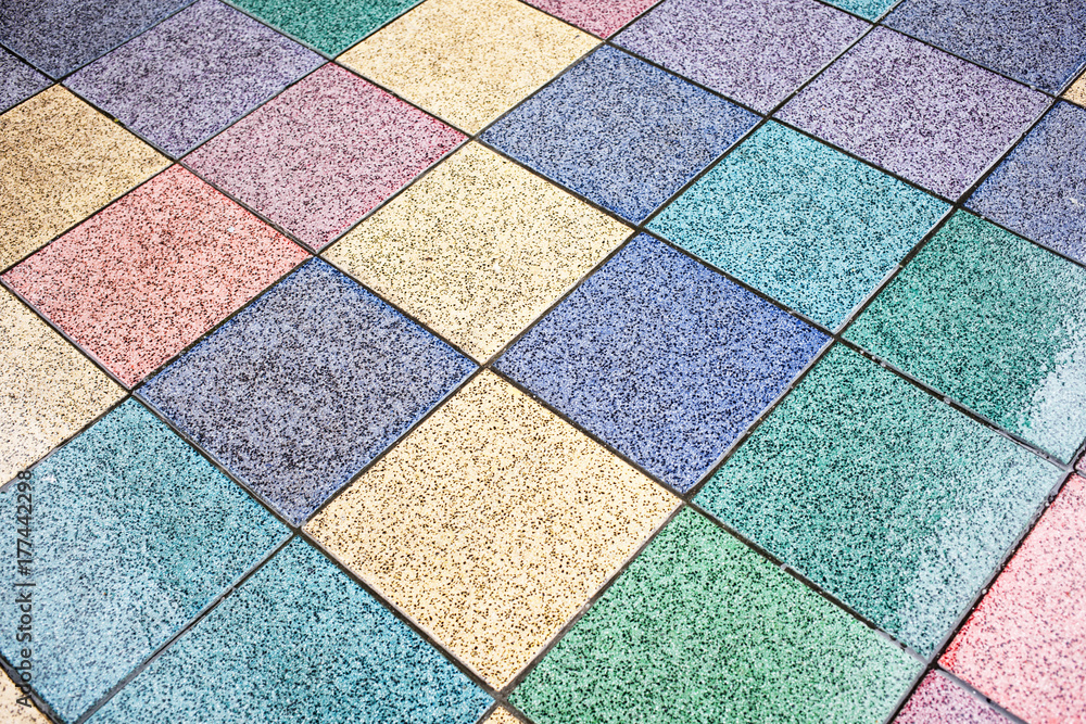 suelo de baldosas de multiples colores