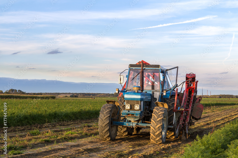 Blauer Traktor mit offener Tür auf dem Feld, kurz vor seinem Einsatz, Frontansicht Blauer Traktor mit offener Tür auf dem Feld, kurz vor seinem Einsatz, Frontansicht