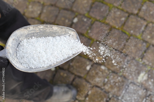 Streuzalz Salz gegen Glatteis streuen