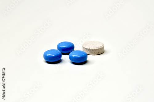 Leki biała tabletka niebieskie pigułki na białym tle