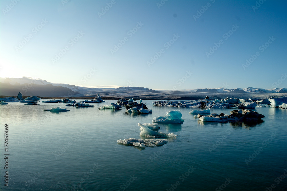Fototapeta premium Icelandic coast with ice floating in the water