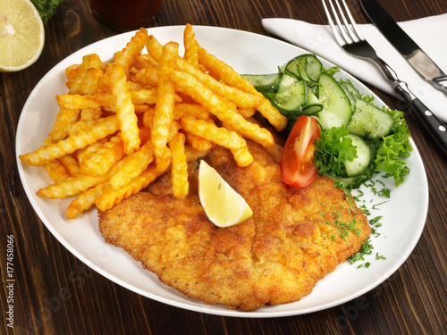 Wiener Schnitzel mit Pommes Frites und Gurkensalat