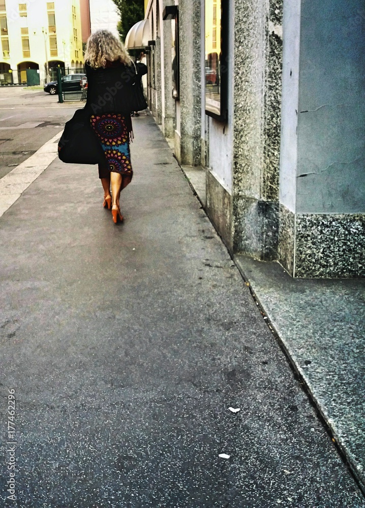 Donna che cammina