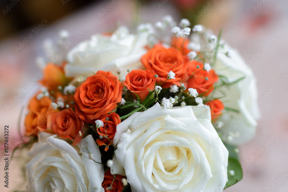 Obraz premium Close-up view of beautiful bouquet of roses and succulents
