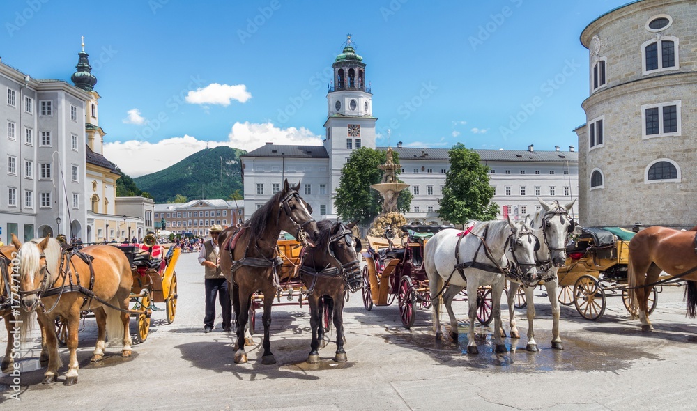 Fototapeta premium Stary dorożką konną w Salzburgu, Austria
