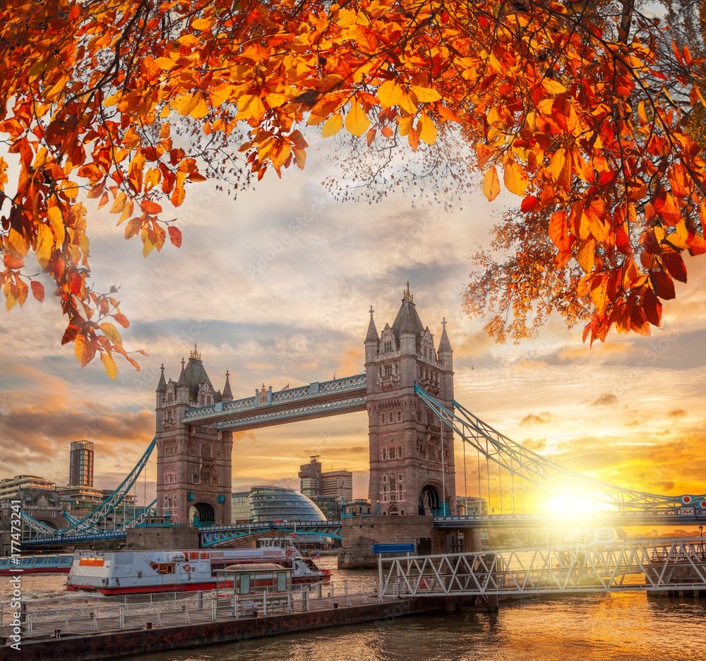 Fototapeta Basztowy most z jesień liśćmi w Londyn, Anglia, UK
