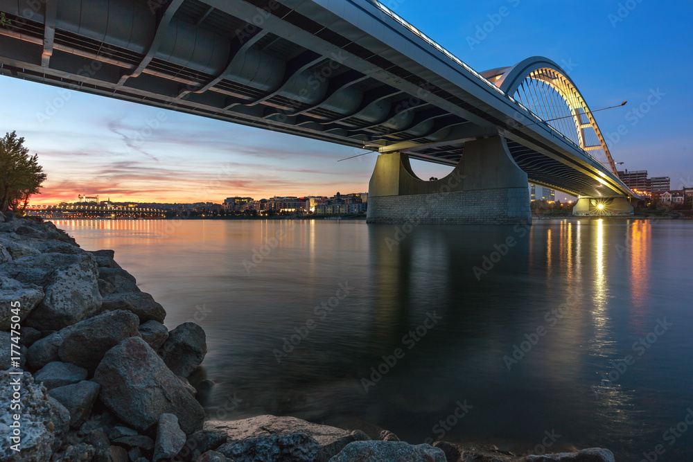 Naklejka premium Autumn sunset at apollo bridge over Danube, Bratislava, Slovakia