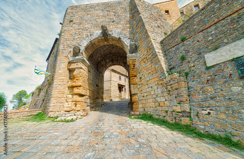 Tableau sur toile stone arch in street of Volterra