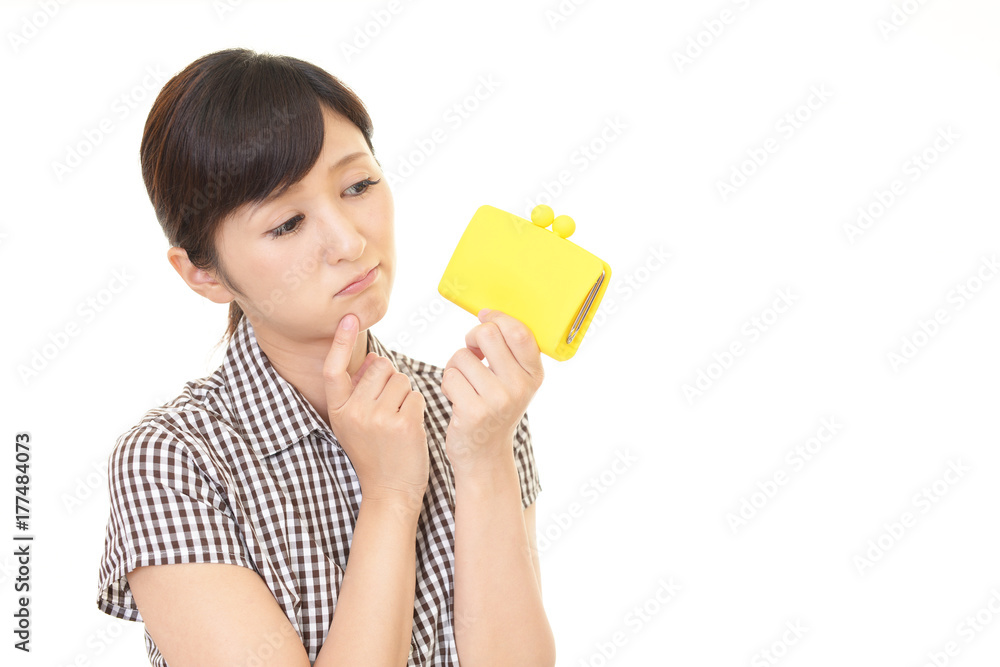 財布を持つ女性