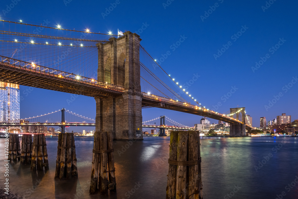 Obraz premium Brooklyn Bridge i Manhattan Bridge widziane z Manhattanu