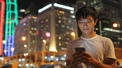 Canvas Print Man using smart phone in the city