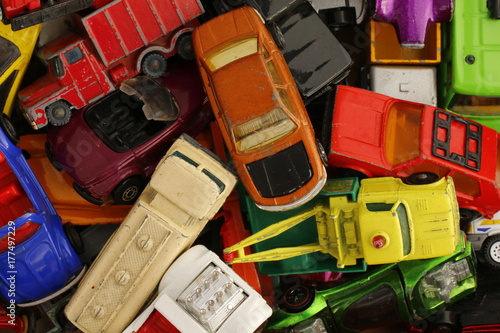 Spielzeugautos in Kiste © Osterland