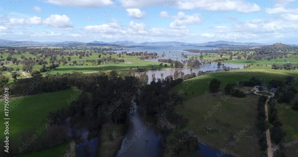 Bowna creek farms towards Hume lake and Murray river agricultural region of NSW.
Bowna creek farms towards Hume lake and Murray river agricultural region of NSW.
