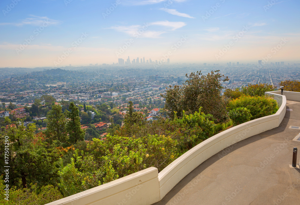 Naklejka premium Вид на Лос-Анджелес со смотровой площадки обсерватории Гриффита.
