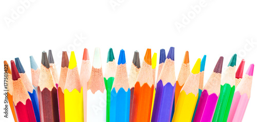 Набор цветных карандашей крупным планом на изолированном белом фоне