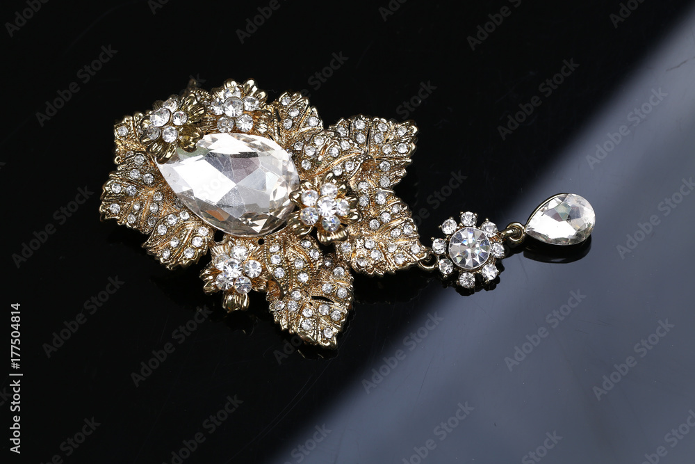diamond on flower gold brooch diamond on flower gold brooch