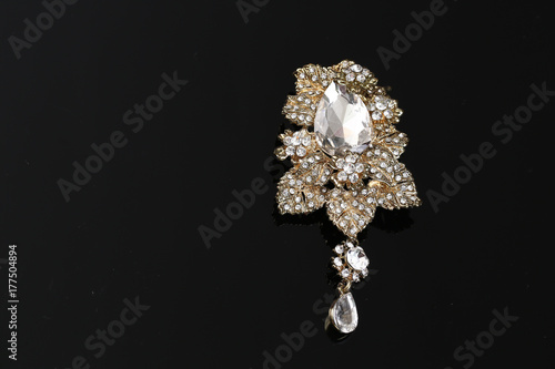 Fototapeta Naklejka Na Ścianę i Meble -  diamond on flower gold brooch