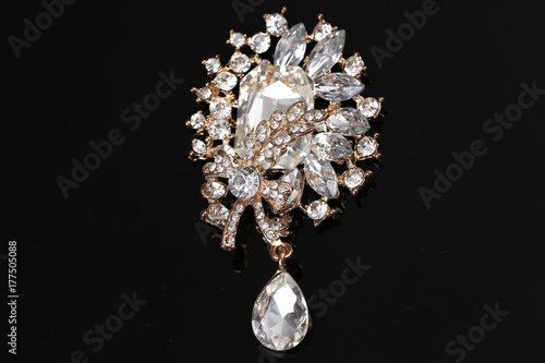 diamond on flower gold brooch