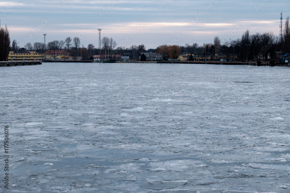 Eisschollen im Hafen von Swinemünde/Polen Eisschollen im Hafen von Swinemünde/Polen