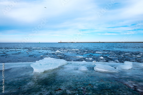 Eisschollen in der Hafeneinfahrt von Swinemünede/Polen