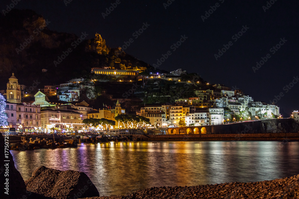 イタリア、アマルフィの海岸の夜景