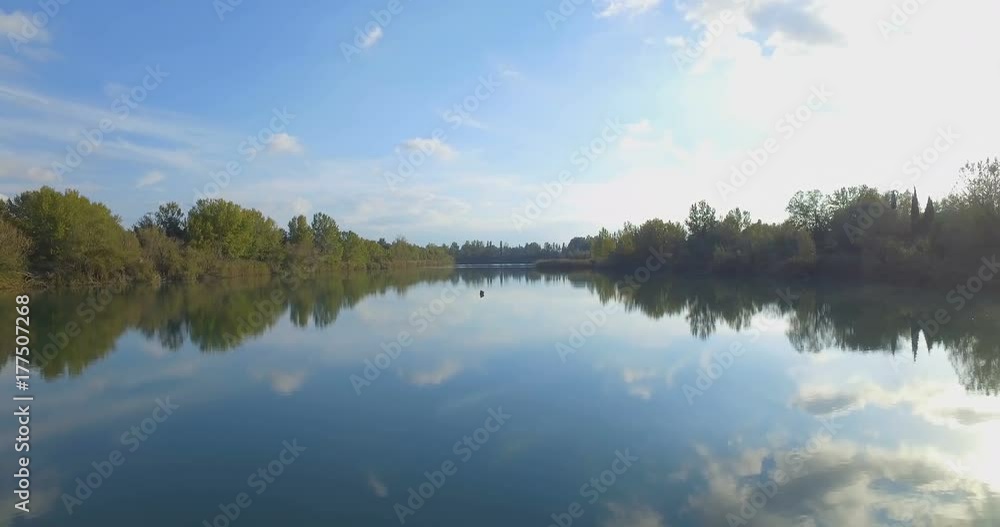 Piccolo molo di legno su un lago Piccolo molo di legno su un lago