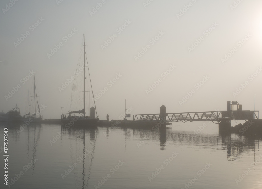 Fototapeta premium Port de plaisance dans la brume