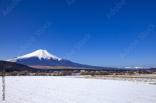 冬の富士山と南アルプス、山梨県忍野村にて