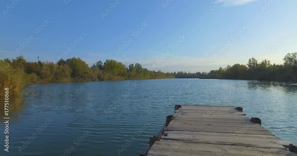 Piccolo molo di legno su un lago Piccolo molo di legno su un lago