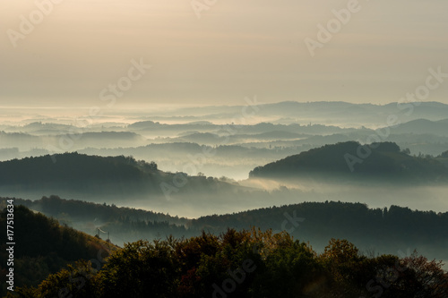 Herbstliche Nebelschwaden zwischen den Hügeln in der Südsteiermark