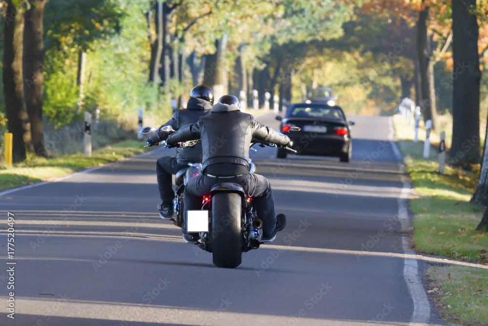Motorräder auf einer Landstrasse Motorräder auf einer Landstrasse