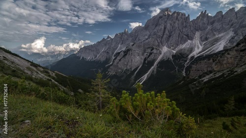 Wallpaper Mural Bergpanorama mit Wolken an einem sonnigen Tag - Zeitraffer Torontodigital.ca