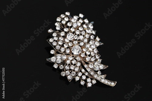 Fototapeta Naklejka Na Ścianę i Meble -  diamond on flower brooch
