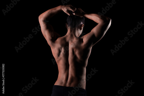 weiblicher trainierter Rücken, Schultern und Arme, Lowkey