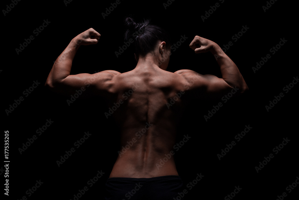 weiblicher trainierter Rücken, Schultern und Arme, Lowkey