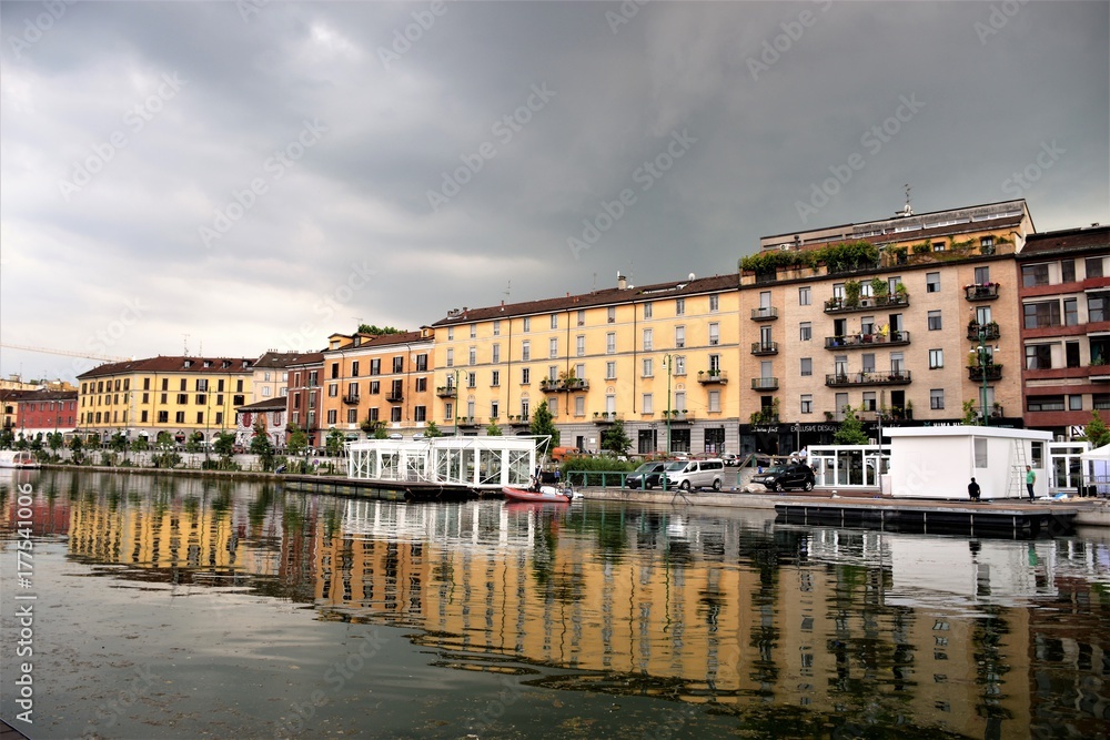 Obraz premium Along the canal