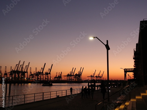 Containerhafen in Hamburg bei Sonnenuntergang - Burchardkai