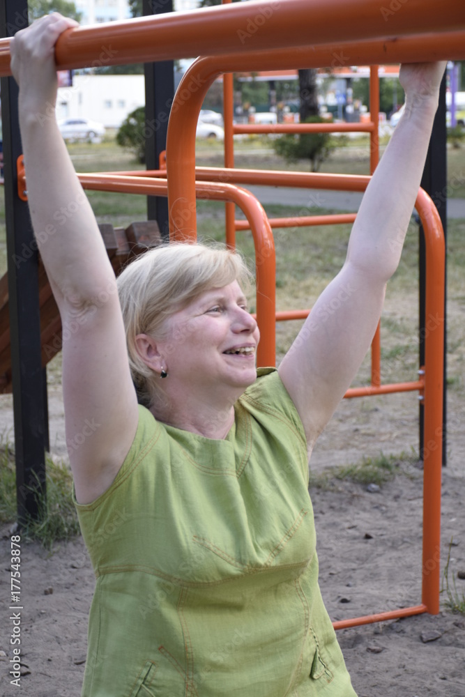 Fototapeta premium женщина на спортивной площадке