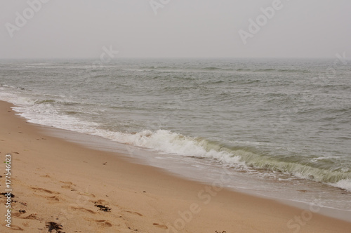 Nordseeküste an einem kalten, windigen und regnerischen Herbsttag mit grauem Himmel