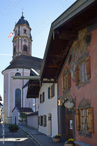 Wallpaper Mural Geigenbaumuseum und Pfarrkirche in Mittenwald Torontodigital.ca