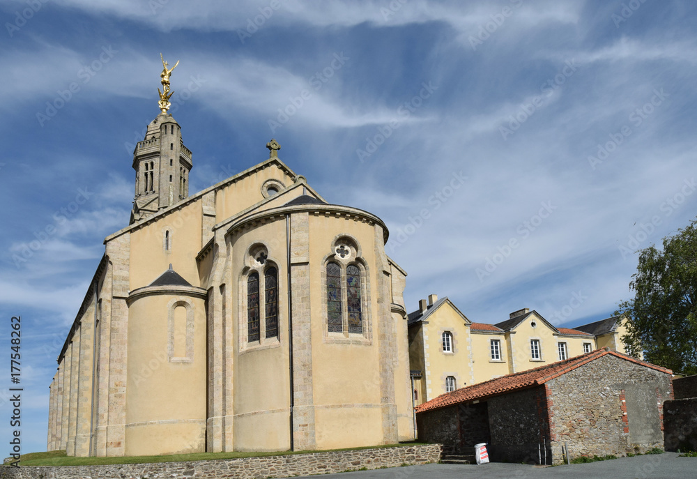 St-Michel-Mont-Mercure, Vendée, l'église surmontée d'un archange Saint-Michel doré comme au mont St-Michel