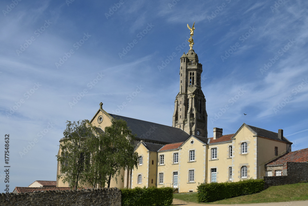Fototapeta premium St-Michel-Mont-Mercure, Vendée, l'église surmontée d'un archange Saint-Michel doré comme au mont St-Michel